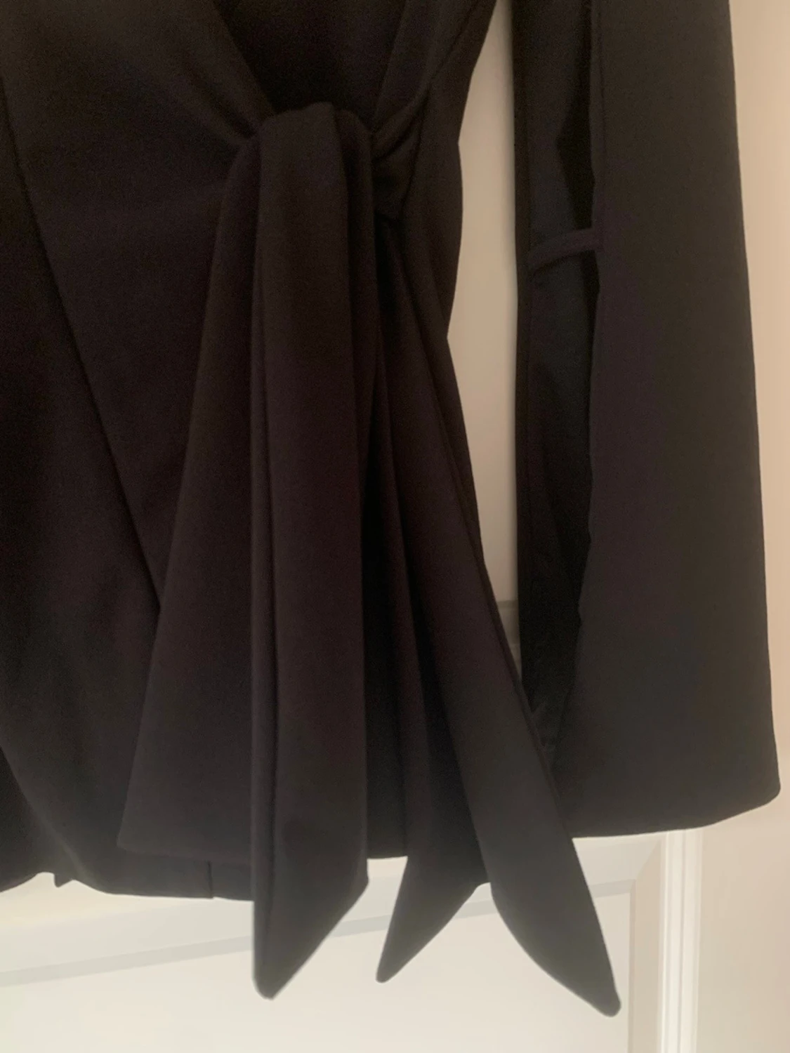 Svart omlottblus med knytband - 1
