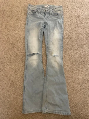 Ljusblå jeans från gina tricot - Jag säljer ett par snygga ljusblå jeans från gina tricot i storlek 164. De är använda ganska få gånger men de har en liten fläck på ena knät(sista bild). Pris kan diskuteras🩷