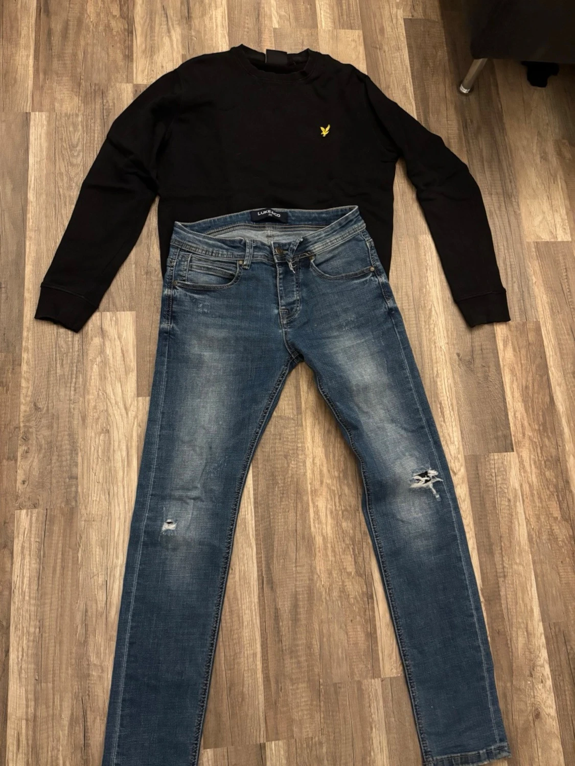 Blå slitna jeans från LUKE&CO