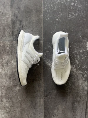 Adidas ultra boost - Helt nya vita ultra boost aldrig använda.