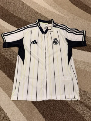 Real Madrid - special edition  - Real Madrid - Special edition   Storlek: L Namn och nummer: Inget Badge: Inget  Beskrivning: Tröjan är helt ny och felfri  Säljs av ICEKIT icekit.se