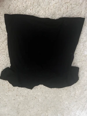 Svart t-shirt - En enkel svart t-shirt i klassisk modell med rund hals och korta ärmar. Perfekt att matcha med jeans eller kjol för en clean look. Tillverkad i mjukt bomullstyg som känns skönt mot huden.