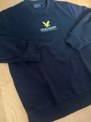 Lyle & scott sweatshirt  - Säljer en svart Lyle & scott sweatshirt, Strolek M!