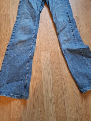 Snygga bootcut jeans💗 - Jätte snygga köpte dom förra året fast har växt ut dom använder dom bara några gånger så i bra skick tror dom är ifrån ullared💗