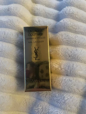 YSL La Laque Couture 113 Rose - YSL La Laque Couture nagellack i nyansen 113 Rose Luminescent. Färgen är rosa med skimrande glittereffekt. Kommer i en lyxig glasflaska med silvrigt lock och YSL-logga. Perfekt för dig som vill ha glittriga naglar med exklusiv känsla.
