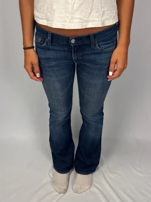 Lågmidjade jeans - Såå fina lågmidjade 7 for all mankind jeans | Storlek 28 | Superbra skick! | Jag är 168cm lång och väger 60kg | Mått: Ytterbenslängd: 99cm. Midjebredd: 40cm. Lårbredd: 26cm. Fotöppning: 23cm. Kontakta mig vid fler frågor eller funderingar!💗