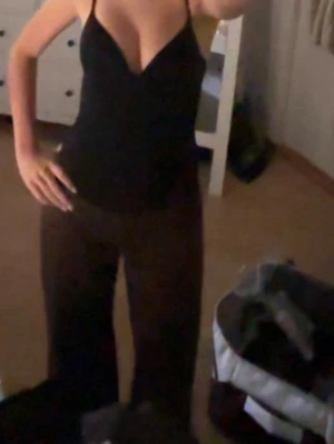 Svart body med smala axelband - Populär svart body från hm, med vadderade kupor och fin passform. Materialet är skönt och formas efter kroppen super bra, pris kan diskuteras💗