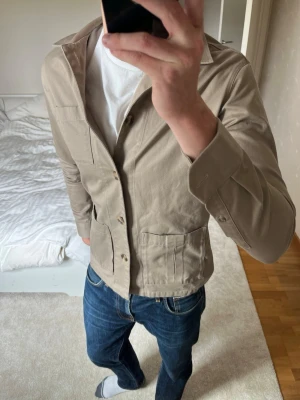 Beige overshirt med fickor från John Henric - Säljer en sjukt fet overshirt från John Henric. Overshirten är i ett väldigt fint skick/som ny utan defekter ✌🏼🤩——————————————————————————                                                    📐| Storlek: S                                                             👖| Märke: John Henric                                                🔎| Skick: Mycket bra/nytt skick!                                                     ✍🏻| Skriv om du har några frågor