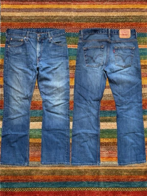 *Bootcut* Levi’s 507  - Ett par extremt snygga Levi’s jeans med en trevlig wash! Modellen kallas 507 och sitter med bootcut! Storlek 31/32, utgå från måtten på sista bilden. Hör av dig vid frågor! 