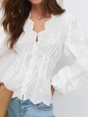 Vit broderad blus med knappar - Säljer denna otroliga blus från Gina Tricot då den tyvärr är för liten för mig…  Skriv om ni har några funderingar😊