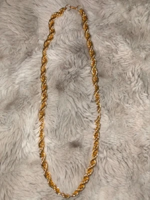 Tjockt cordell guldfärgat halsband 8MM  - Säljer ett snyggt halsband i guldfärg med tvinnad kedja som ger en chunky och trendig look. Halsbandet har en enkel ringlås och glänser fint i ljuset. Perfekt för att lyfta vilken outfit som helst med lite extra bling.