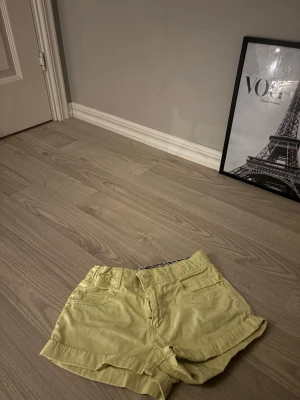 Ljusgula shorts med fickor - Snygga ljusgula shorts med zebra mönster inuti perfekta för sommaren 