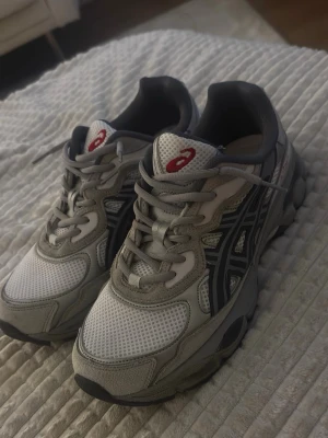 Asics gel nyc - Helt nya använt 2 gånger, passar 42