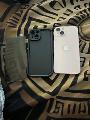 iPhone 13  - iPhone 13 Rosa 128GB – Mycket fint skick  Säljer en iPhone 13 i färgen rosa med 128GB lagring. Mobilen fungerar utmärkt och allt fungerar som det ska – kamera, ljud, knappar, laddning och skärm fungerar utan problem.  🔋 Batterihälsa: 81% 📱 Modell: iPhone 13 💾 Lagring: 128GB 🎨 Färg: Rosa  Telefonen säljs med: ✅ Skal ingår ✅ Skärmskydd ingår  En perfekt mobil för dig som vill ha en snabb och pålitlig iPhone till ett bra pris.