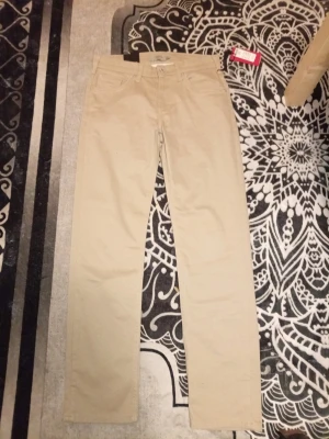 J.Lindebergh Chinos byxa - Oanvända nya beige chinos med slitstarkt bomullstyg som passar perfekt