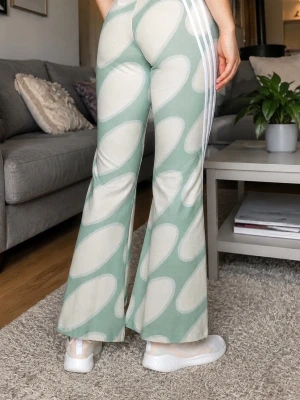 Adidas x Marimekko utsvängda träningsbyxor / yoga pants - XS - Snygga och unika träningsbyxor från Adidas x Marimekko i storlek XS. Väldigt stretchiga! Använda vid ett tillfälle. Mått innerben 74cm