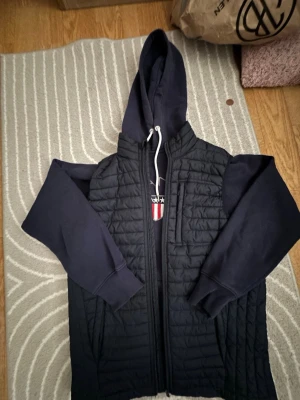 Köp Västen och tröjan ifrån min profiö och få 20% rabbat!! - Extremt snygga tillsammans 😍😍