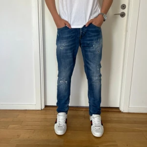32 - Dondup George jeans . Längd 99 cm. Midja 40cm.