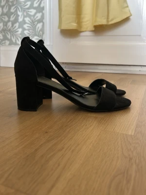 Svarta pumps med blockklack från XIT - Svart klackskor med bred klack från XIT, storlek 38. Endast använda en gång!