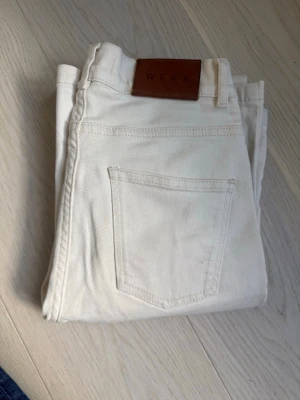 Cremefärgade raka jeans från Wera - Säljer ett par vita jeans från Wera med klassisk femficksmodell och rak passform. 
