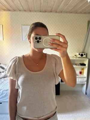 Stickad t-shirt med volanger - Nästan aldrig använd, mycket fint skick. Storlek L men passar även M skulle jag säga. Skriv för fler bilder eller funderingar!