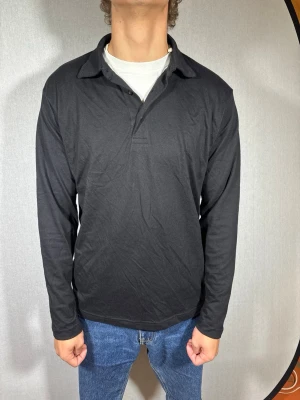 Fashion piké tröja M - Hej och välkommen till byTorén. Detta är en piké tröja från Fashion i storlek M med normal passform. Modell på bild är ca 182, 67kg. Plagget är i bra skick utan några defekter. Tveka inte på att höra av dig, även om det skulle vara minsta lilla;)