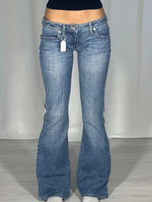 Lågmidjade bootcut jeans 10228 - Lågmidjade jeans i perfekt blå färg. Midjemått: 37cm.  Innerbenslängd: 78cm. (Storlek w27 L32.) Kolla in min profil, följ för fler plagg🙌10228
