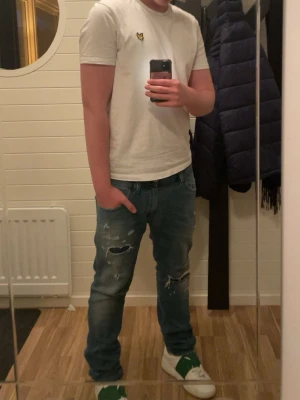 Diesel jeans - Hejsan, säljer nu dessa diesel jeans då dom är för små, storleken är W30/L32, modellen är jag lite osäker på men kan extra kolla vid intresse, på bilden är jag 180cm, vid frågor eller annat är det bara att höra av sig!😁🤝 Fraktar inom 24h💸🙌