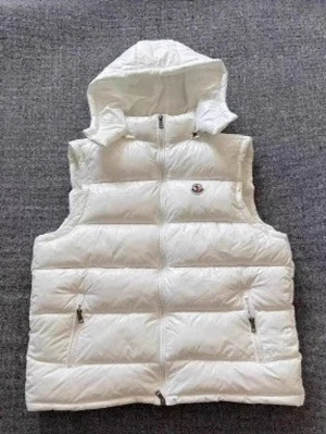 Moncler vest - Moncler vest storlek M knappt använd: pris 850kr