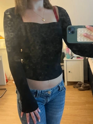 Fin långarmad topp från Gina  - Jätte bra skick säljer pågrund av att den inte är i min storlek, skriv vid frågor 💕
