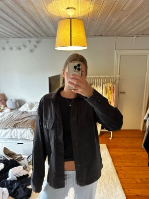 Vårjacka herrmodell - Super snygg jeans imiterad jacka i herr modell.  Använd fåtal gånger, mycket fint skick.  Kan få tvättad om så önskas. Bara att skriva om ni har några funderingar eller vill ha fler bilder!