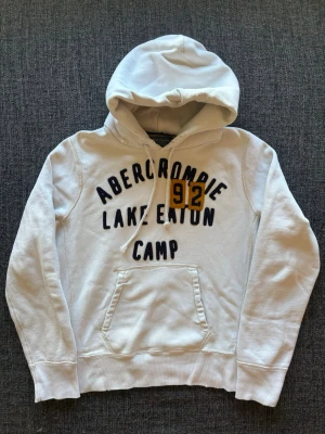 Abercrombie & fitch hoodie ~ sällsynt  - Säljer nu denna Abercrombie & Fitch hoodien | st S ~ 174–184 | passar även M | sjukt sällsynt och mycket gammal modell med slitna detaljer från fabrik vid luvan, ärmarna, fickorna och nederdelen | fortfarande i fint skick | kan även gå ner lite i pris vid snabb affär🍁🫶  