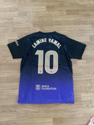 FC Barcelona bortatröja Lamine Yamal 10 - FC Barcelonas bortaställ för säsong 26/27 med Lamine Yamal 10 på ryggen. storlek M & Helt ny!!