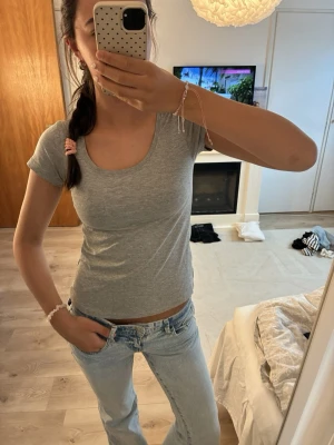 Grå T-shirt  - Kommer sälja denna mysiga T-shirt på min plick liveshow söndag 23/8 19:00 där man kommer se plagget närmare 💌