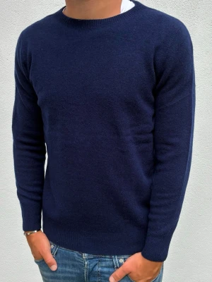 Kashmir tröja - Marinblå Kashmir Crewneck | Storlek S | Modellen är 177cm lång | Endast använd 1 gång, skick 10/10 | Hör av dig vid frågor🌟