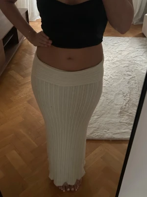 Beige lång kjol - Säljer en beige ribbad långkjol i storlek S från SHEIN, använd 2 gånger💗