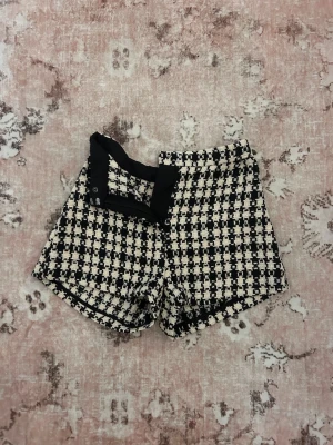 Rutig tweedshorts i svart och vit - Snygga shorts i svartvitt rutigt tweedmönster. 