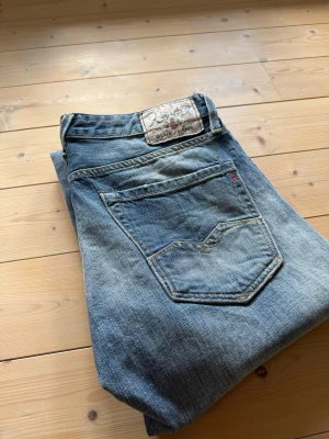  Snygga Replay jeans  - Sjukt snygga replay jeans i storleken 32/32. Hålen var sen innan så de är i bra skick!! Gammal modell. 