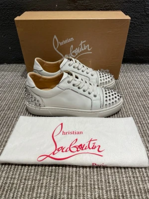 Christian Louboutin skor - Hej, säljer nu dessa svin snygga Christian Louboutin skor. Skorna är i grymt skick!  Begränsat antal boxar och dustbag. Hör av dig vid frågor.
