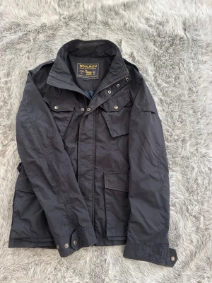 Woolrich Field Jacka - Säljer denna sällsynta och mycket eftertraktade Woolrich Field Jacka | Storlek S | Skick 8,5/10 | Vid eventuella frågor hör gärna av dig och erbjuder bättre pris vid köp av bundle ✅🙌