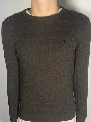 Kabelstickad Morris merinoull tröja - 👕 Plagg: Kabelstickad merinoull tröja                                                               📏 Storlek: S                                                                🏷️ Märke/Modell: Morris                                           ✨ Skick: Fint skick                                                        💬 Vid frågor är det bara att skriva!                                                                                          🛍️ Gramenti