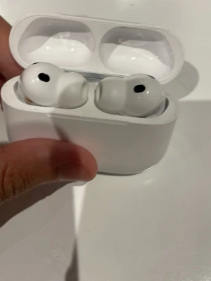 Trådlösa vita in-ear hörlurar - Snygga trådlösa in-ear hörlurar i vit plast med laddningsetui. Smidig design som passar perfekt i fickan och ger dig frihet utan sladdar. Hörlurarna har en modern look med svarta detaljer och magnetiskt lock på etuiet.