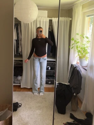 Ljusblå bootcut jeans Cheap Monday - Säljer ett par ljusblå bootcut jeans från Cheap Monday. Passar till nästan allt, är använda ett få antal gånger säljer pga ingen användning. 