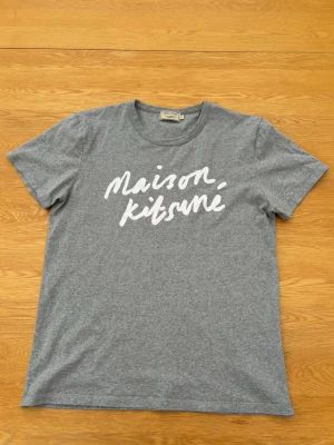 Maison Kitsuné T-shirt - Säljer denna riktigt sköna T-shirt från Maison Kitsuné! | Storlek: L sitter mer som M - Skick: 9/10