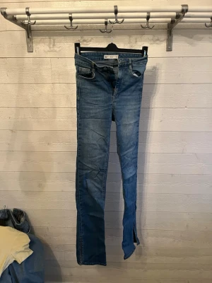 Blå Molly jeans från Perfect Jeans - Säljer ett par blå Molly jeans från Perfect Jeans i storlek XS. Jeansen har en klassisk femficksmodell, smal passform och hög midja. Materialet är stretchigt denim som sitter snyggt och bekvämt. Perfekta till sneakers eller boots!