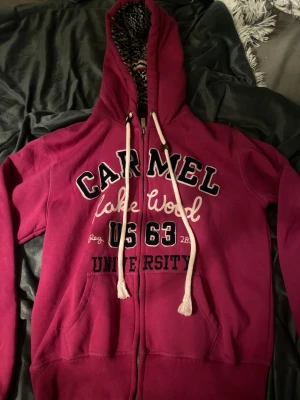 2000s hoodie - Jätte fin ny skick 2000s tals tröja, strl M och näst in till oanvänd.
