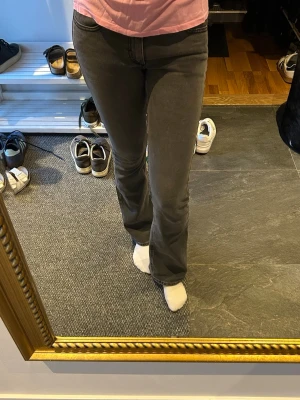 Grå jeans  - Supersnygga gråa bootcut jeans från Junkyard. Säljer eftersom dom är för korta för mig ( är 172 cm ). Använda max 3 gånger, jättefint skick o inga defekter förekommer. Skriv för fler bilder 💓