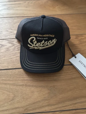 Svart keps från Stetson - Snygg keps från Stetson, köpt från Hatstore. Helt oanvänd och i nyskick med både lappen och kartongen kvar. Den är i barnstorlek. Skriv gärna om du har frågor!