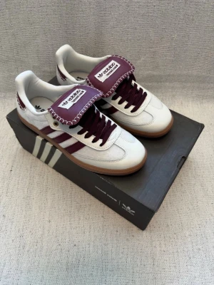 Adidas Samba x Wales bonner - Säljer ett par fina Adidas samba x Wales bonner skor åt min syster • Storlek: 38 • Box + dustbag ingår Det är bara att slå en pling om du undrar något😊