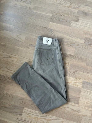 Grå handpicked jeans  - Superfina populära och eftertraktade Handpicked jeans i w33 säljes. 104 cm total längd och 42 cm breda. Riktigt snygg badge och otroliga jeans! Inga hål eller fläckar i utmärkt skick och tveka inte vid minsta fråga eller fundering!